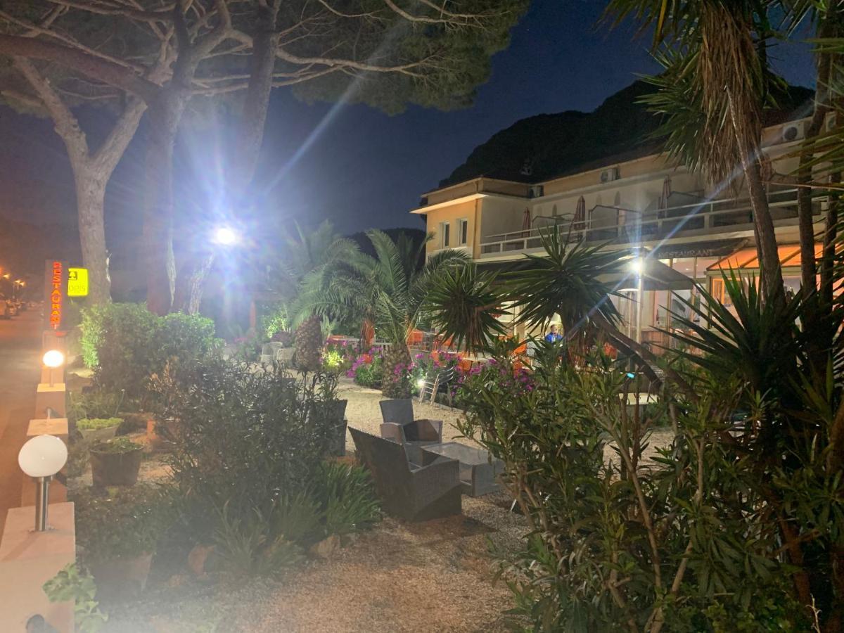 Logis Hotel Restaurant Le Kalliste Hyères Exterior foto